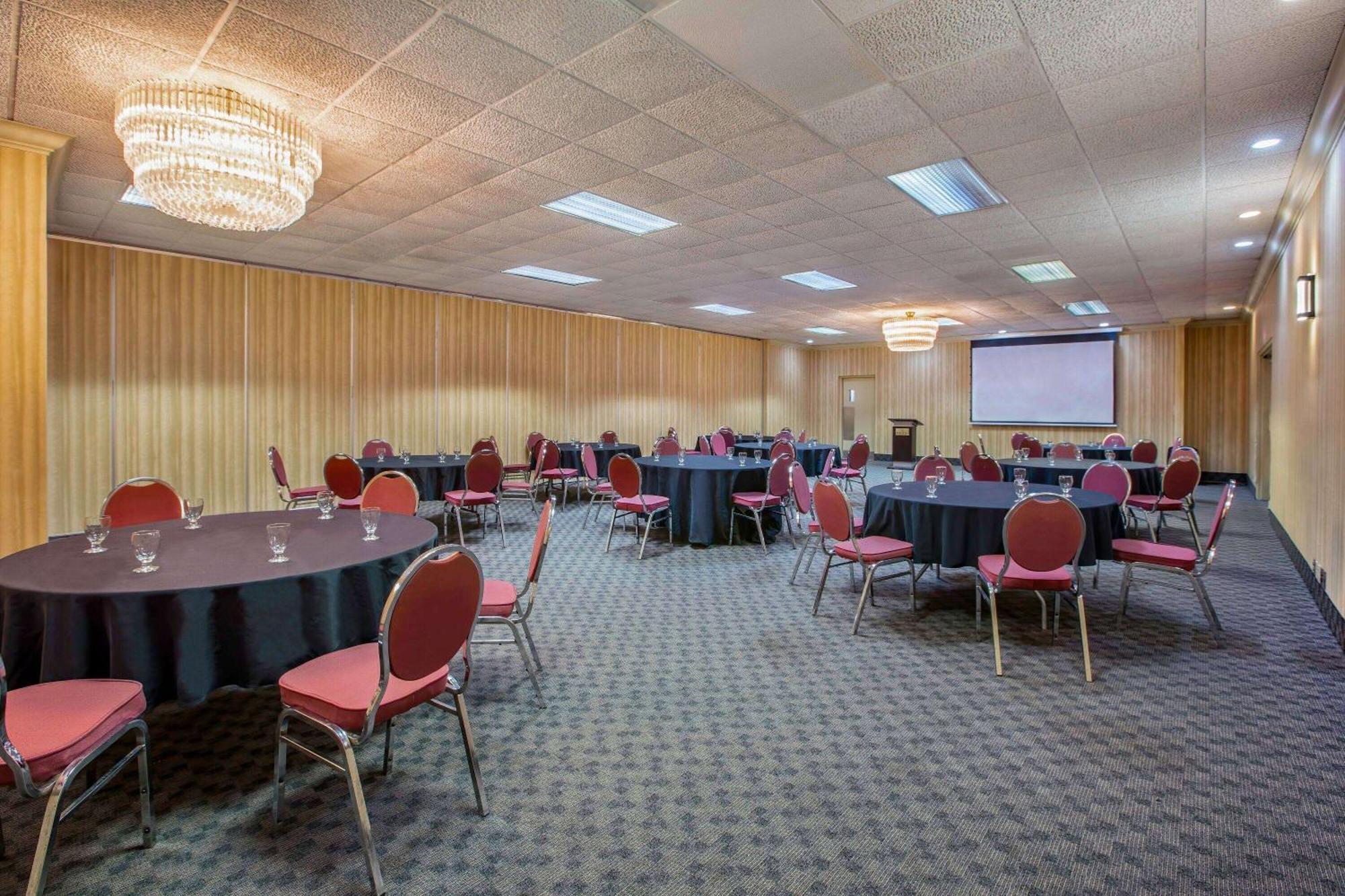 Days Inn By Wyndham Sudbury & Conference Centre מראה חיצוני תמונה