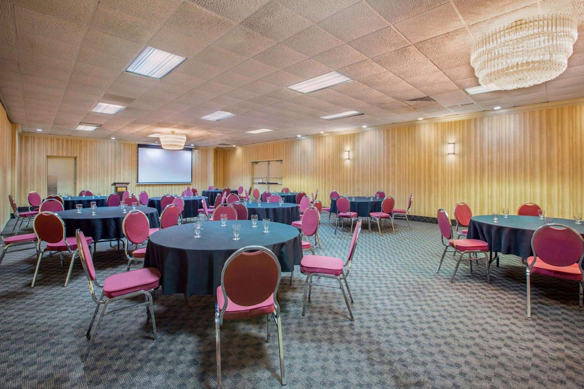 Days Inn By Wyndham Sudbury & Conference Centre מראה חיצוני תמונה