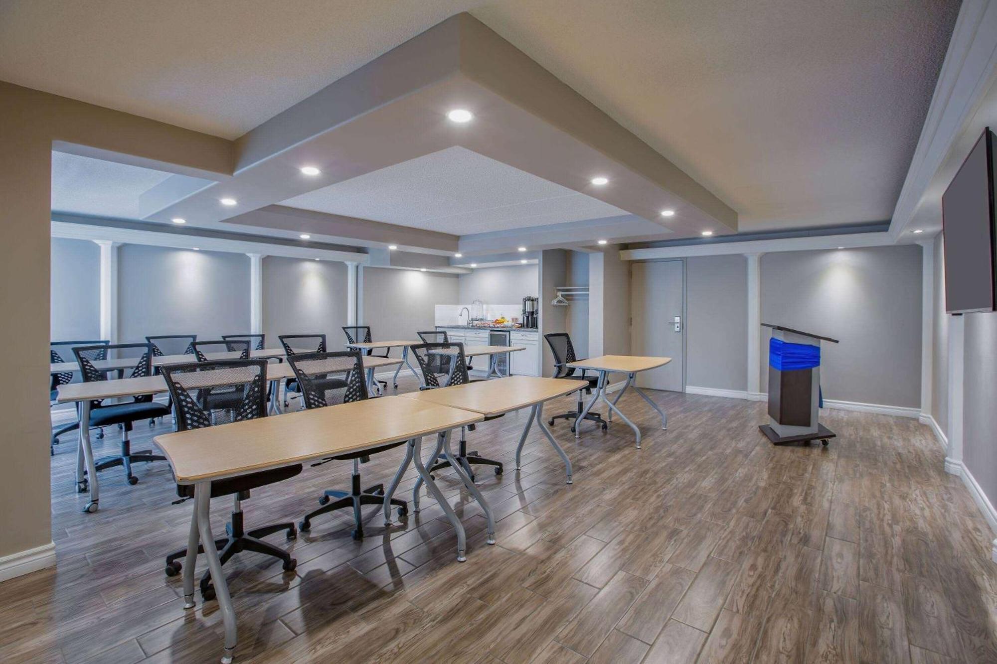 Days Inn By Wyndham Sudbury & Conference Centre מראה חיצוני תמונה